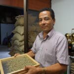 CENCOIC est une organisation de producteurs colombienne, active dans une région de conflit. L’organisation cherche à sauvegarder la culture et les pratiques indigènes, promouvoir la récupération des semences natives et améliorer les revenus de ses membres en renforçant la production et la commercialisation de café, selon des pratiques équitables et dans un souci de préservation de l’environnement. L’ancrage local très important de la structure, ses principes d’agroécologie et bien entendu sa volonté de promotion de son patrimoine agricole en fait une organisation impliquée dans la TES qu’il est important d’accompagner dans son développement.